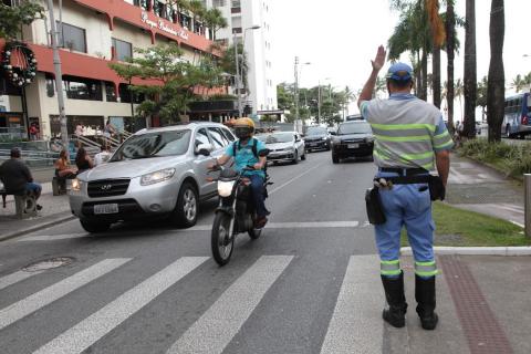agente da cet orienta para transito enquanto pessoas atravessam #paratodosverem