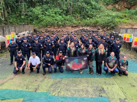 grupo de guardas em formação, todos enfileirados, posam para foto na área do treinamento. #paratodosverem