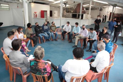 Pessoas sentadas em circulo em reunião #paratodosverem