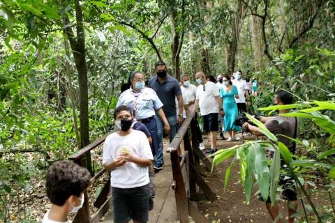 Público percorre a trilha em meio às espécies do parque. #pracegover