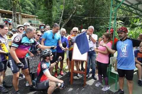 várias pessoas reunidas para descerramento de placa de inauguração. #paratodosverem