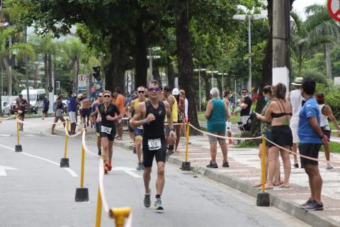 Atletas correm na avenida da orla com incentivo do público. #pratodosverem