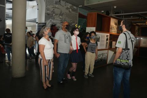 Pessoas dentro do Museu Pelé #paratodosverem
