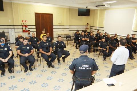 guardas estão sentados assistindo palestra. Foto de frente.  #paratodosverem