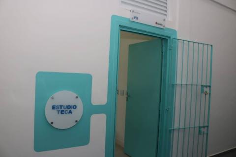 porta com placa escrito estudioteca #paratodosverem