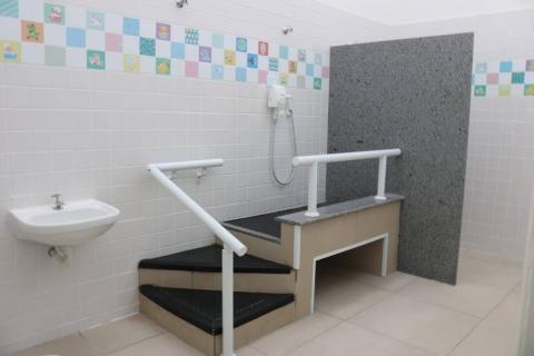 banheiro com acessilidade para deficientes #paratodosverem