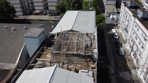 vista geral de telhados com dois já cobertos e um em obras. #paratodosverem