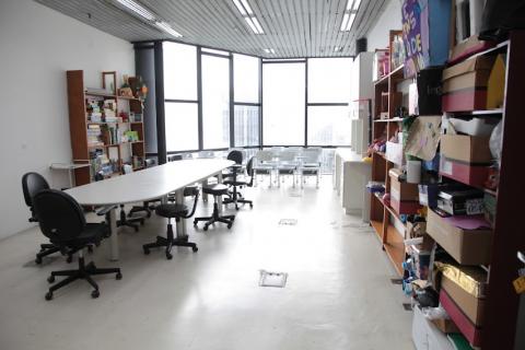 foto de sala com mesa e estantes. #paratodosverem