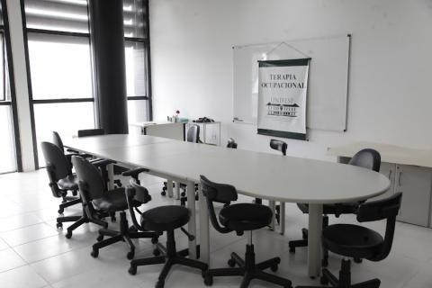 sala com mesa e cadeiras. #paratodosverem