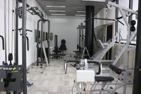 sala com equipamentos de ginástica. #paratodosverem