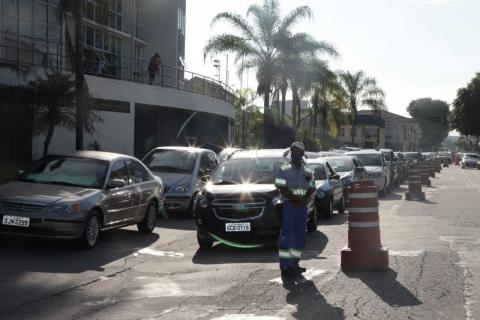 fila de carros na rua em frente à arena santos. #Paratodosverem
