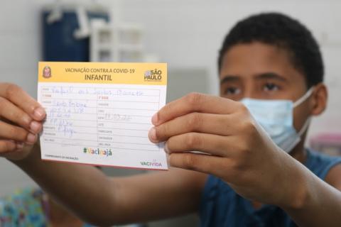 menino segura comprovante de vacina. #paratodosverem