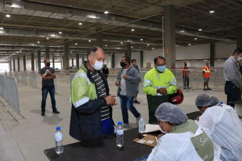 Movimentação de pessoas para vacinar. #paratodosverem