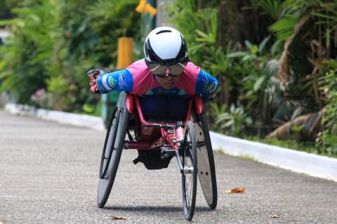 Atleta corre com cadeira de rodas #paratodosverem