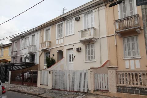 Antigos sobrados geminados, com portões baixos. #Paratodosverem