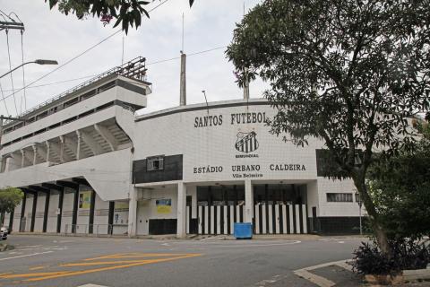 A fachada do estádio Urbano Caldeira, do Santos FC. #Paratodosverem