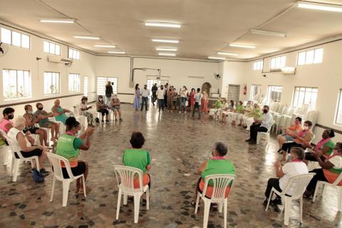 salão com pessoas sentada em cadeiras em posição de roda. #paratodosverem