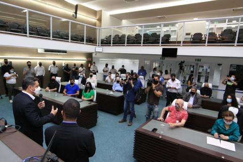 vista geral do plenário da câmara, com o prefeito falando aos vereadores. #paratodosverem