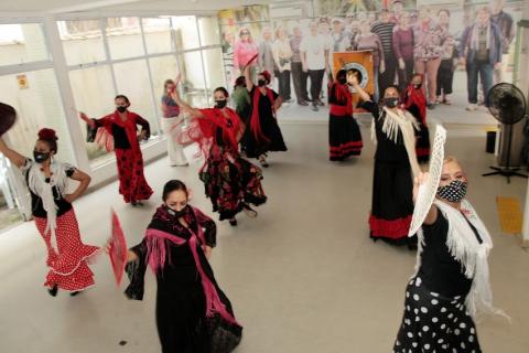 mulheres dançam no salão. #paratodosverem