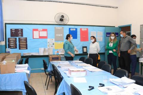Pessoas dentro de sala de aula, com lousa ao fundo. #paratodosverem