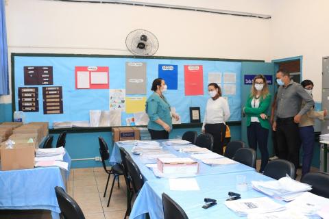 Pessoas dentro de sala de aula, com lousa ao fundo. #paratodosverem