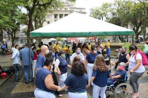 movimentação de várias pessoas na praça Mauá. #paratodosverem