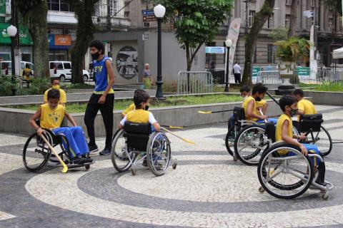 crianças jogam hóquei sobre rodas. #paratodosverem