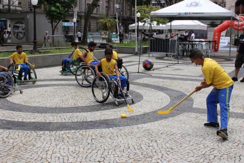 crianças jogam hóquei sobre rodas. #paratodosverem