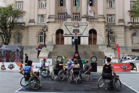 Pessoas jogam basquete sobre rodas. #paratodosverem