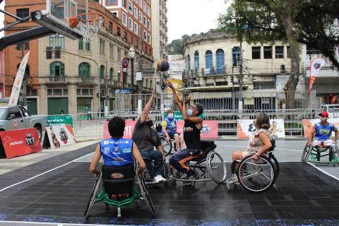 pessoas jogam basquete sobre rodas. #paratodosverem