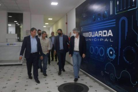 ministro caminha no centro de controle operacional junto com prefeito e secretário 