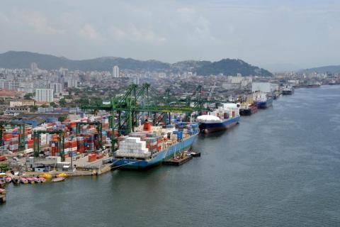 vista geral do porto com navios encostados no cais. #paratodosverem