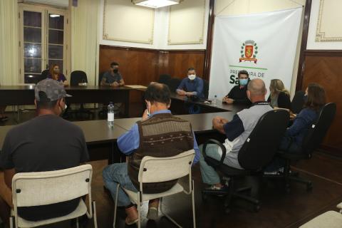 Alunos conversam com prefeito e outros gestores públicos na Sala de Situação. #pracegover