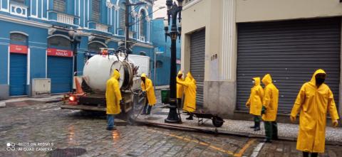 Trabalhadores realizam serviço em via do Centro #paratodosverem