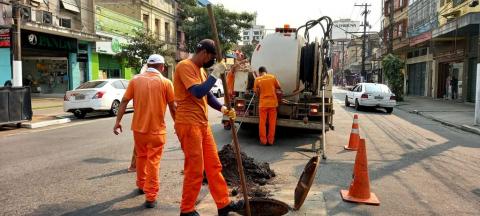 Trabalhadores realizam serviço em via do Centro #paratodosverem