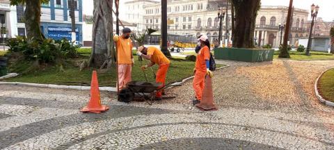 Trabalhadores realizam serviço em praça do Centro #paratodosverem