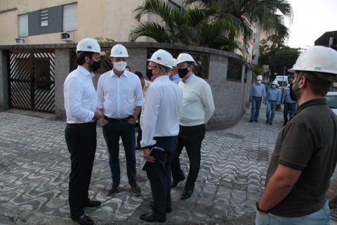 Representantes do Estado e do Município reunidos em rua. Eles conversam em roda. #paratodosverem