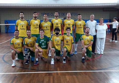 Equipe de vôlei masculina posando para foto #paratodosverem