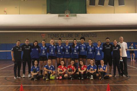 Equipe de vôlei feminina posando para foto #paratodosverem