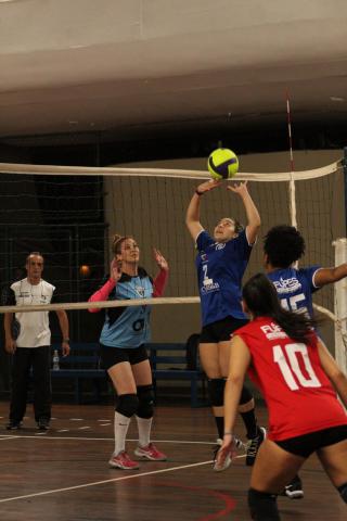 Jogadora levanta bola em partida de vôlei #paratodosverem