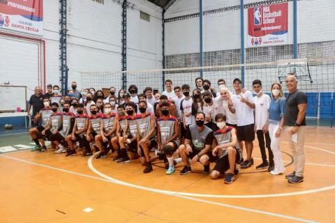 Turma de atletas, dirigentes e alunos posa para foto. #paratodosverem