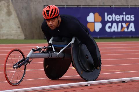 Atleta cadeirante na pista de atletismo. #pratodosverem