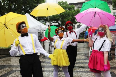 palhaços se apresentam com guarda chuvas #paratodosverem 