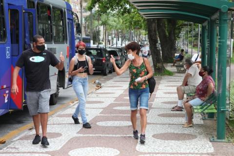 pessoas em ponto de ônibus de máscara #paratodosverem