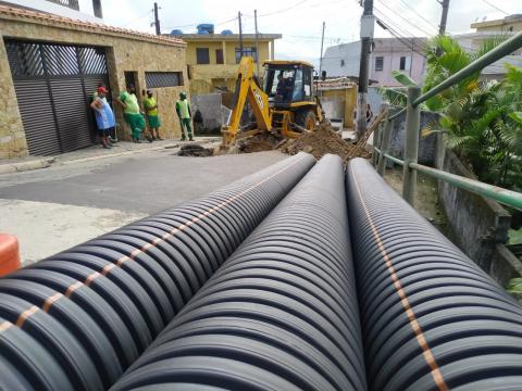 tubos que serão colocados na obra #paratodosverem