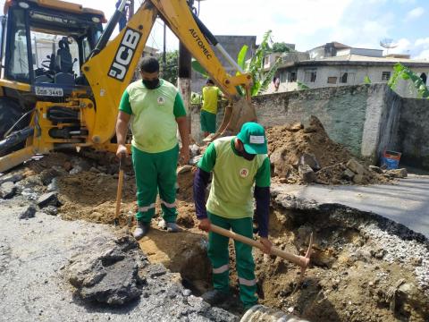 dois homens e máquina na obra #paratodosverem