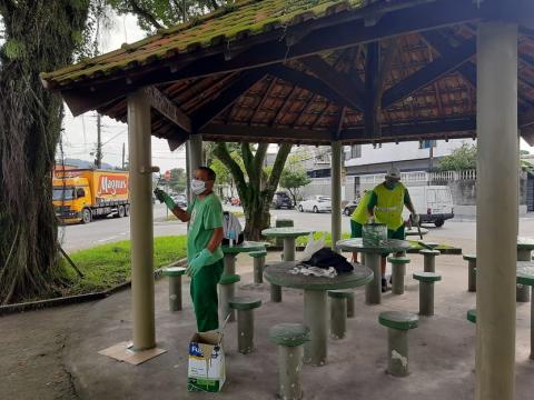 operários atuam em quiosque #paratodosverem 