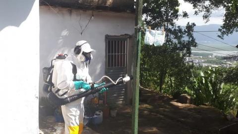 agente faz nebulização em casa #paratodosverem 