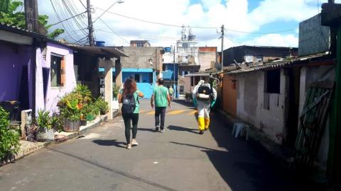 agentes caminham em rua #paratodosverem 