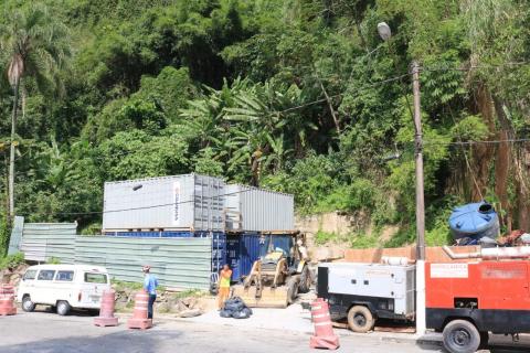 canteiro de obras com veículos e máquinas #paratodosverem 